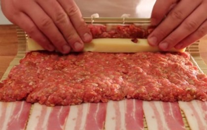 Darált húst és sajtot teker a baconbe